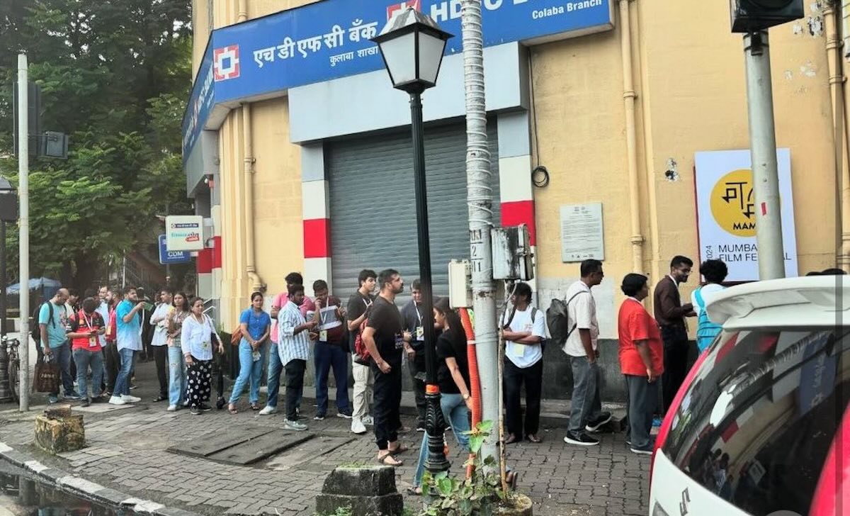 mumbaiqueue.jpg